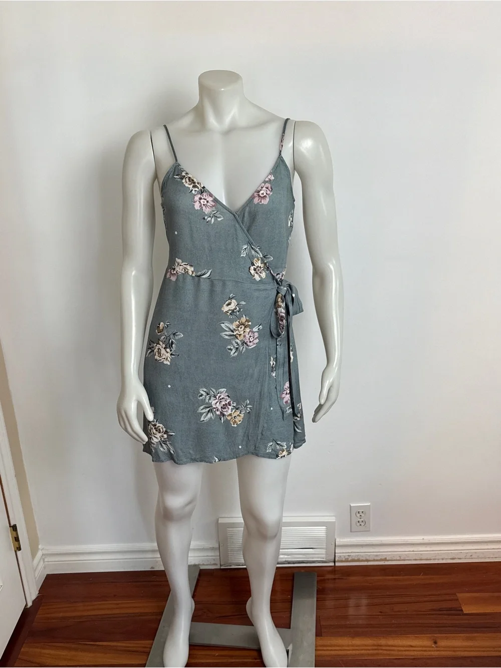 SALTWATER LUXE - Floral Wrap Mini Dress with adjustable straps. Medium - Picture 6 of 10